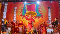 Tiết mục tái hiện Vua Lê Thái Tổ đăng quang. Ảnh: Tuấn Đức