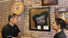 Thu Hoài bên vật lưu niệm của một thực khách nước ngoài. 