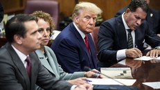 Ông Trump xuất hiện trước tòa án ở Manhattan, New York cùng đội ngũ pháp lý trong vụ án hình sự đầu tiên liên quan đến khoản tiền "bịt miệng" cho ngôi sao khiêu dâm Stormy Daniels, vào ngày 4/4/2023. Ảnh: AP