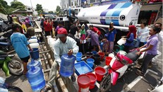 Khung cảnh người dân chờ lấy nước do thiếu nước sinh hoạt tại Malaysia. Ảnh: Reuters