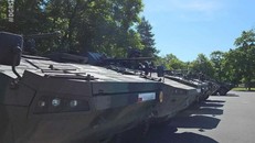 Các phương tiện chiến đấu của quân đội Ba Lan được triển khai đến biên giới phía Đông với Belarus. Ảnh: Reuters