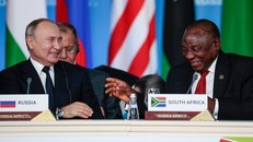Tổng thống Nga Vladimir Putin (phải) tại hội nghị thượng đỉnh Nga - châu Phi