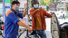 Giá xăng tăng mạnh, cao nhất tăng gần 1.300 đồng/lít