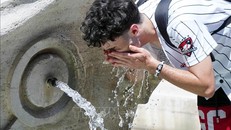 Người dân làm mát tại đài phun nước trong thời tiết nắng nóng ở Rome, Italy, ngày 10/7/2023. Ảnh: THX