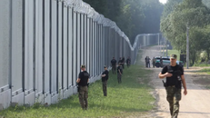 Lính biên phòng Ba Lan tuần tra dọc theo bức tường kim loại ở biên giới Ba Lan-Belarus. Kể từ năm 2021, Ba Lan đã lắp đặt một hàng rào cao 5,5 mét dọc theo các phần đất của mình trên biên giới với Belarus. Ảnh: AP