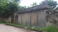 Tấm bia (đang được tận dụng làm tường rào) được ghép lại từ 6 phiến đá xanh, ghi lại công các tướng sĩ thời Hậu Lê và những người đã soạn, khắc, dựng nên văn bia này. 