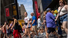 Người dân đi bộ tại Quảng trường Thời đại, New York. Ảnh: AP