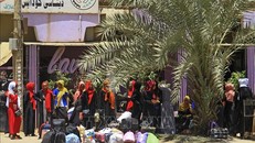 Người dân sơ tán tránh xung đột tại Khartoum, Sudan ngày 19/4/2023. Ảnh: AFP