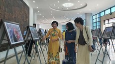 Các đại biểu tham quan Triển lãm ảnh "Việt Nam - Nhật Bản qua ống kính 4B". 