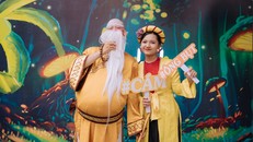 Nhân vật ông Bụt và Cám trong vở nhạc kịch Đồng Dao Cổ Tích.