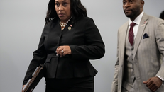 Công tố viên quận Fulton Fani Willis (trái) khi đến dự một cuộc họp báo tại Trung tâm Chính quyền Quận Fulton ở Atlanta hôm 14/8.