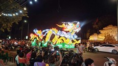 Một mô hình đèn lồng trung thu diễu hành trên đường phố thành phố Tuyên Quang dịp cuối tuần thu hút đông đảo du khách check-in.