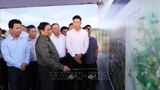 Thủ tướng xem bản đồ định hướng quy hoạch Khu du lịch sinh thái Măng Đen. Ảnh: Dương Giang