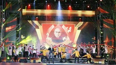 Hoạt cảnh sân khấu tại Lễ kỷ niệm 135 năm ngày sinh Chủ tịch Tôn Đức Thắng. Ảnh: Thống Nhất