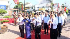 Lãnh đạo tỉnh Tiền Giang dâng hương tại Tượng đài Anh hùng dân tộc Trương Định ở Thị xã Gò Công. 