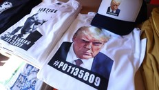 Các sản phẩm áo, mũ in hình ông Donald Trump chụp lưu hồ sơ nhà tù. Ảnh: Reuters