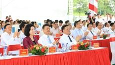 Bí thư Thành ủy Đinh Tiến Dũng và các đồng chí lãnh đạo thành phố dự lễ khởi công.
