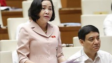 Trưởng Ban Công tác đại biểu thuộc Ủy ban Thường vụ Quốc hội Nguyễn Thị Thanh trình bày báo cáo tóm tắt tham luận về yêu cầu và những nội dung chủ yếu trong công tác triển khai Nghị quyết số 96/2023/QH15 về việc lấy phiếu tín nhiệm, bỏ phiếu tín nhiệm đối với người giữ chức vụ do Quốc hội, Hội đồng nhân dân bầu hoặc phê chuẩn. Ảnh: Doãn Tấn