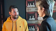 Nhiều người không hài lòng trước việc Jack chia sẻ lấp lửng về buổi gặp gỡ Messi tại châu Âu trong hôm ra mắt MV 