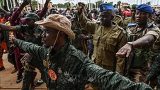 Trung tá Amadou Abdramane (thứ 2, phải, hàng sau), thành viên Hội đồng quốc gia bảo vệ tổ quốc (CNSP) Niger tới dự cuộc mít tinh của những người ủng hộ chính quyền quân sự tại Niamey, ngày 6/8/2023. Ảnh: AFP