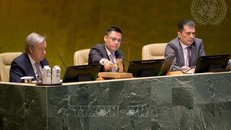 Đại sứ Đặng Hoàng Giang (giữa), Phó chủ tịch Đại hội đồng LHQ khóa 77, Trưởng phái đoàn đại diện thường trực Việt Nam tại LHQ, chủ trì một phiên họp của Đại hội đồng LHQ. Ảnh: TTXVN phát