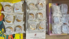 Lực lượng QLTT phát hiện bánh Trung thu không có hóa đơn chứng từ, không có nhãn phụ bằng tiếng Việt Nam... Ảnh: QLTT