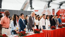 Các đại biểu cùng vận động viên Giải Hà Nội Marathon Techcombank 2023 mặc niệm nạn nhân vụ hỏa hoạn tại Hà Nội và lũ quét ở Lào Cai.