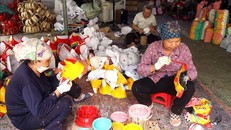 Những người thợ ở thôn ông Hảo, xã Liêu Xá, huyện Yên Mỹ, tỉnh Hưng Yên giữ gìn nghề sản xuất mặt nạ giấy bồi. Ảnh: Mai Ngoan