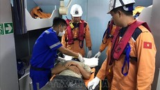 Ngư dân gặp nạn được chăm sóc y tế trước khi được đưa lên bờ cấp cứu.