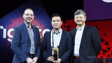 Đại diện Tập đoàn VNPT lên nhận Giải thưởng từ Ban tổ chức