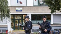 Cảnh sát phong tỏa hiện trường vụ tấn công bằng dao tại trường trung học Gambetta ở thị trấn Arras, miền Đông Bắc Pháp ngày 13/10/2023. Ảnh: THX/TTXVN