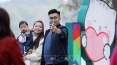 Một gia đình dạo chơi khu vực Hồ Gươm. Ảnh: Hoàng Hiếu/TTXVN