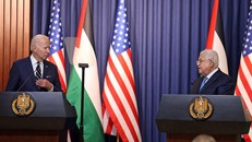 Tổng thống Mỹ Joe Biden (trái) và Tổng thống Palestine Mahmoud Abbas tại cuộc gặp ở Bờ Tây ngày 15/7/2022. Ảnh tư liệu: AFP/TTXVN