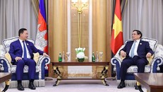 Thủ tướng Phạm Minh Chính gặp Thủ tướng Campuchia
