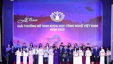 Phó Chủ tịch nước Võ Thị Ánh Xuân, Bí thư thứ nhất Trung ương Đoàn Bùi Quang Huy cùng các nữ sinh đoạt Giải thưởng nữ sinh Khoa học công nghệ Việt Nam năm 2023. Ảnh: Minh Đức