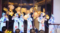 Chương trình giới thiệu nghệ thuật Trúc Chỉ và biểu diễn thời trang. Ảnh Đình Trung.