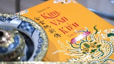 Kim Vân Kiều tân truyện - hội bản với họa tiết rồng năm móng trang trí trên bìa thường được xem là ngự bản thưởng lãm Truyện Kiều của vua nhà Nguyễn.
