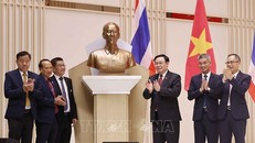 Chủ tịch Quốc hội Vương Đình Huệ tặng tượng Bác Hồ cho Tổng hội người Việt toàn Thái và Tổng hội Doanh nhân toàn Thái. Ảnh: Doãn Tấn