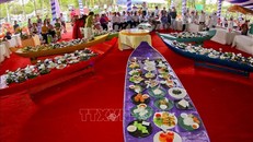 200 món bánh đa dạng về màu sắc, tên gọi đặc trưng của cả nước. Ảnh: Duy Khương/TTXVN