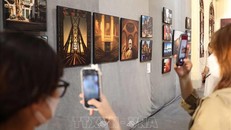 Các tác phẩm nhiếp ảnh được trưng bày trong triển lãm "Hà Nội - Một thành phố trong nhiếp ảnh" tại Trung tâm Văn hóa Nghệ thuật 22 Hàng Buồm. Ảnh: Thanh Tùng