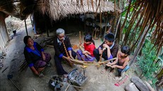 Khèn là niềm đam mê của cả gia đình nghệ nhân Thào Cáng Súa (bản Sáng Nhù, xã Mồ Dề, huyện Mù Cang Chải). Ảnh: Tuấn Anh