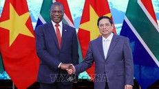 Thủ tướng Phạm Minh Chính tiếp Phó Tổng thống Cộng hòa Nam Phi Paul Mashatile. Ảnh: Dương Giang