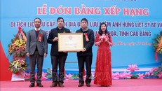 Lãnh đạo Sở Văn hoá, Thể Thao và Du lịch tỉnh Cao Bằng trao Bằng chứng nhận cho UBND huyện Quảng Hoà. Ảnh: Hân Huệ