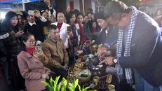 Các nghệ nhân trình diễn nghệ thuật pha trà, thưởng trà tại đêm hội. Ảnh: Quân Trang