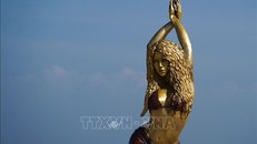 Bức tượng đồng nữ hoàng nhạc Latin Shakira ở Barranquilla, Colombia. Ảnh: AFP/TTXVN
