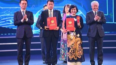 Tác giả Nguyễn Thuỵ Anh (áo dài) nhận giải A tại Giải thưởng Sách Quốc gia lần thứ VI.