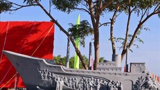 Tượng đài chuyến tàu tập kết ra Bắc năm 1954 do Nhà điêu khắc Trần Thanh Tùng thiết kế với hình tượng cách điệu chiếc tàu dài 25m, cao 10,5m, rộng 8,5m, chất liệu tượng đài bằng đá granite.