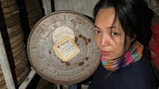 Đạo diễn Nguyễn Hoàng Điệp bên cuộn phim nhựa Mùa hè chiều thẳng đứng trong kho phim Hãng phim truyện Việt Nam. Ảnh: NVCC.
