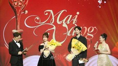 Đen Vâu và Hòa Minzy nhận giải thưởng ca sỹ được yêu thích nhất ở lĩnh vực âm nhạc.