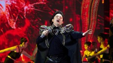 Tùng Dương trình diễn tại đại nhạc hội Hoa xuân ca 2024 
